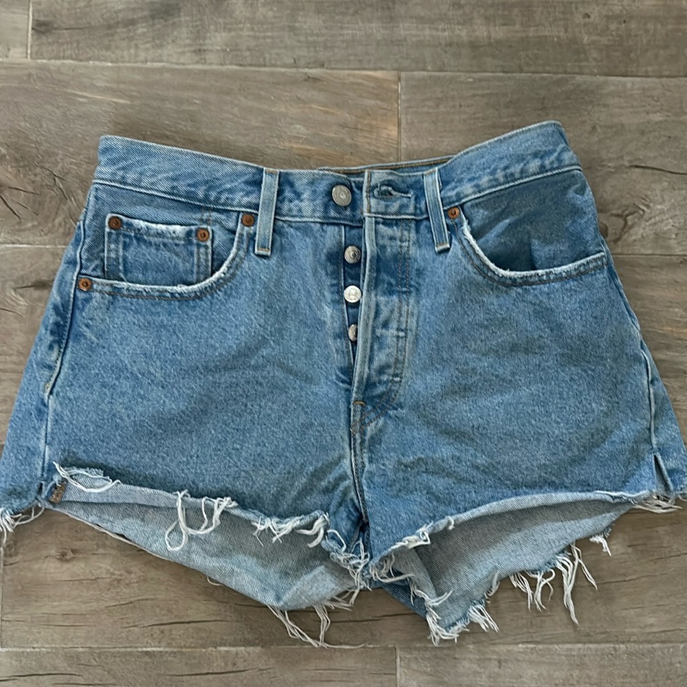 Levi’s 501 button fly jean shorts 28